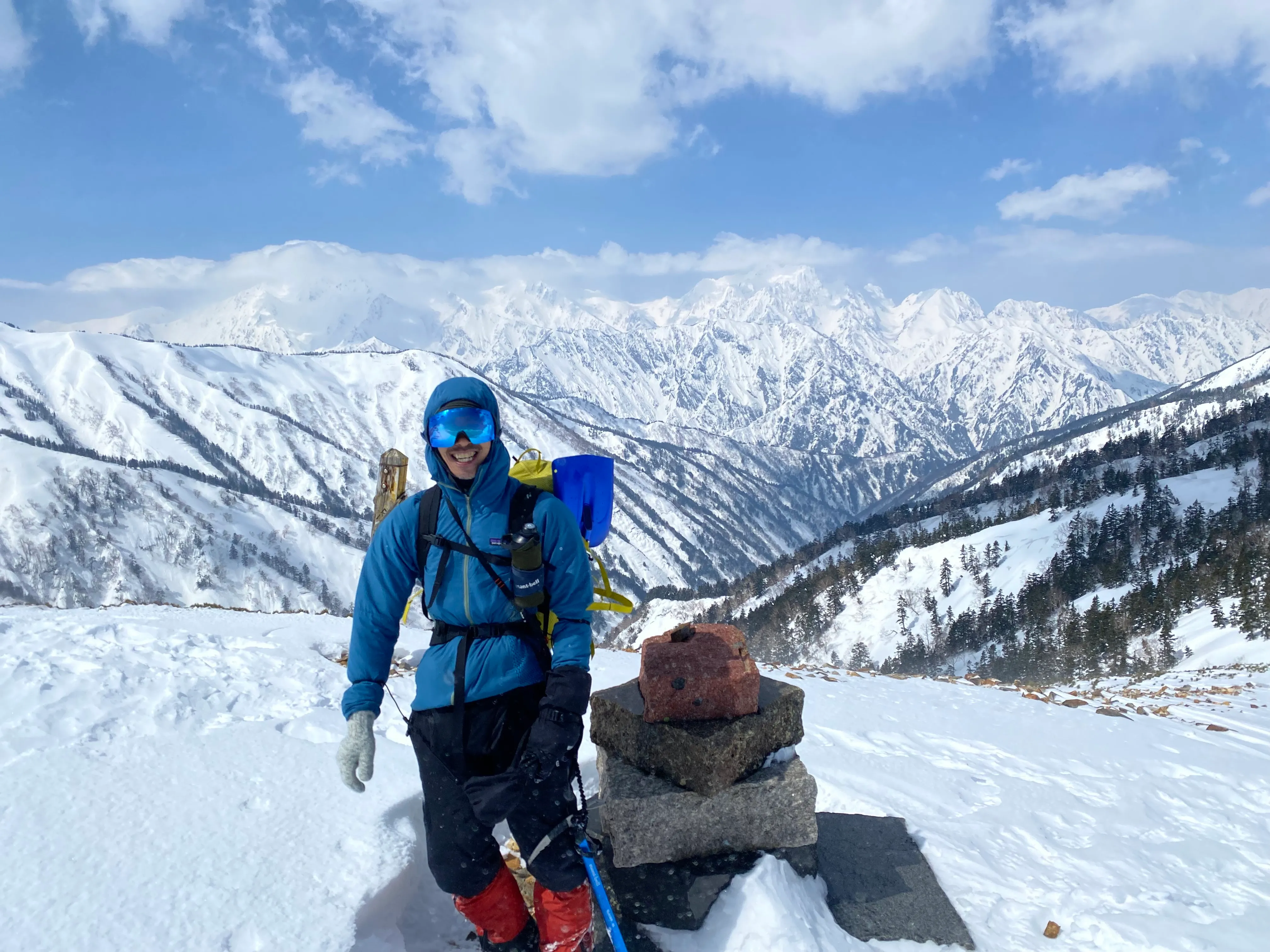 北アルプスの山々をバックに森さん