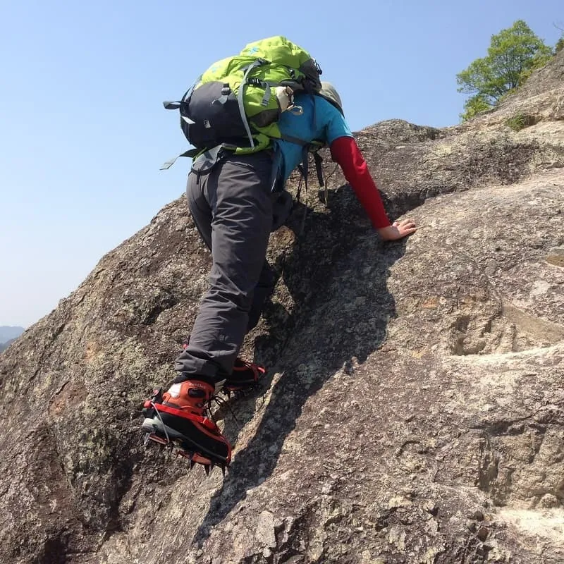 アイゼンを履いて岩場を歩く練習中
