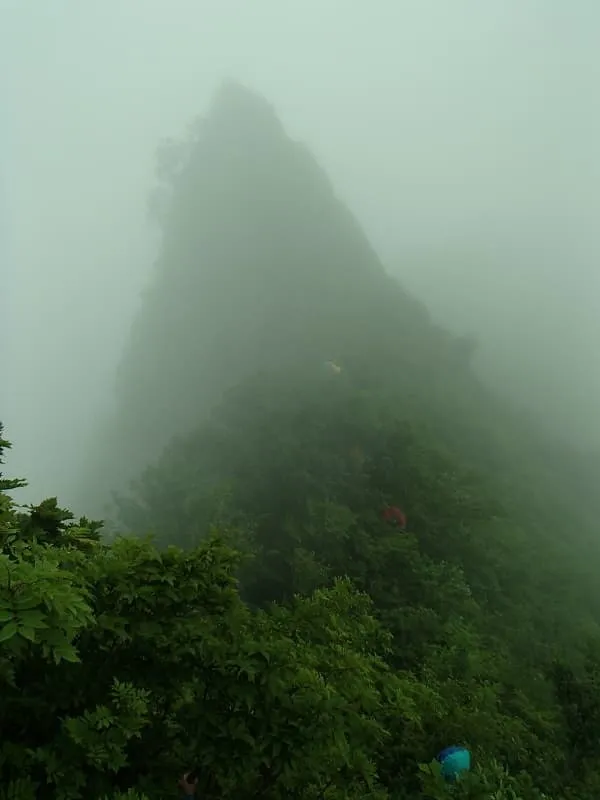 雲に覆われ不気味な親指ピーク