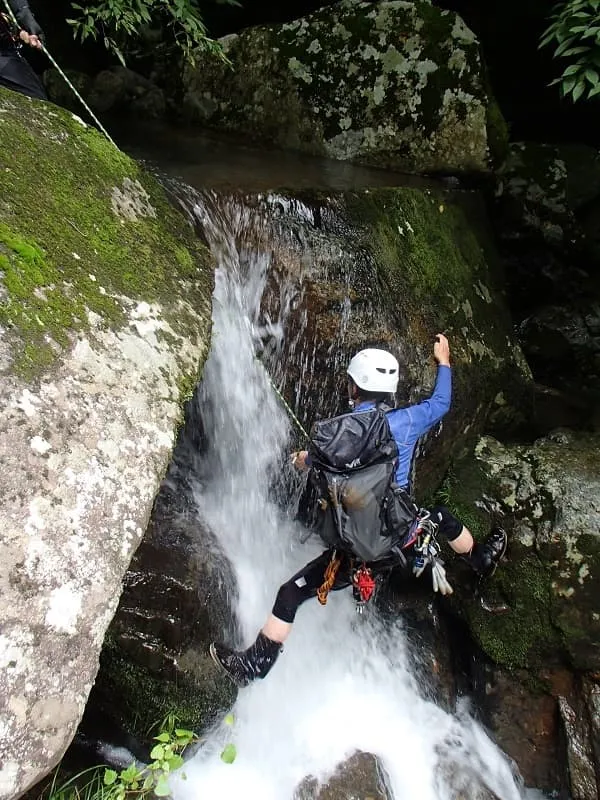 巧みに水を避けて登る