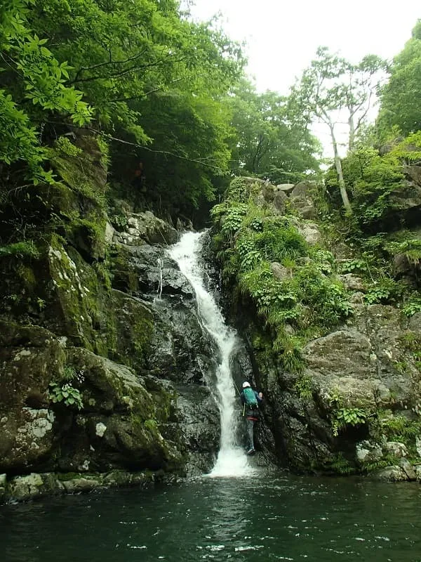 黒岩の滝の中心を登る