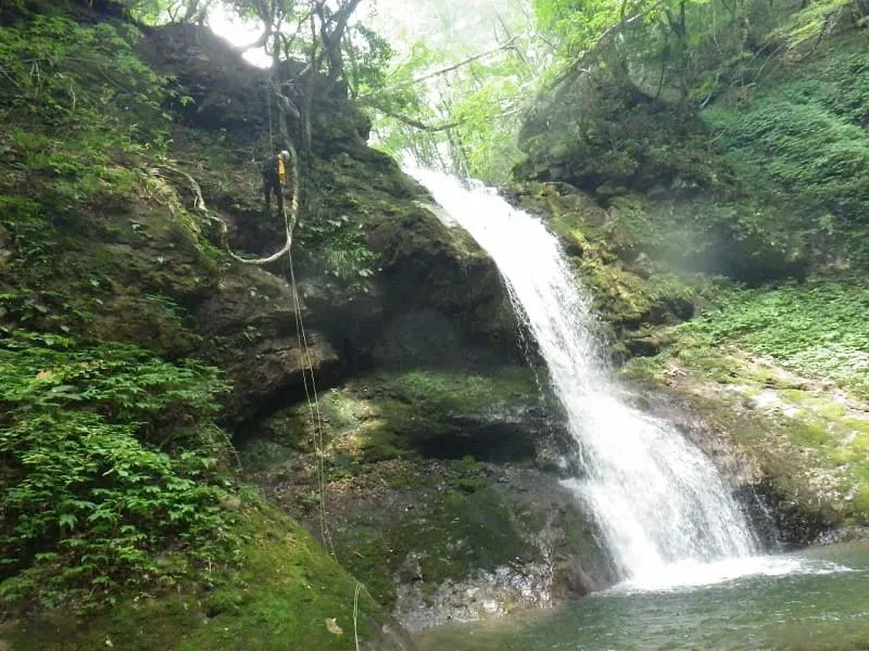 懸垂下降中の小谷さん