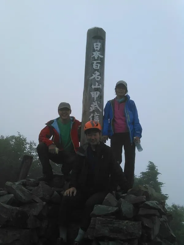 朝から降り出した雨で山頂からの景色は今一つ