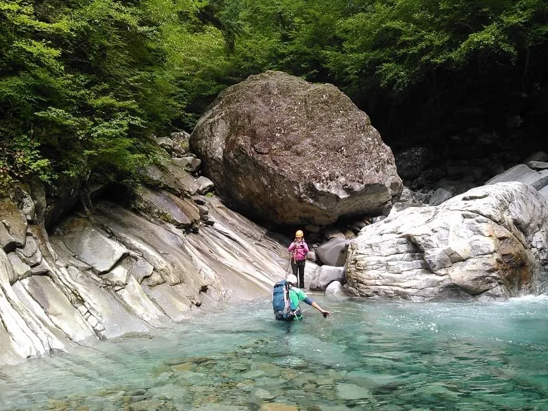 驚くほど透明な水の中を歩きます