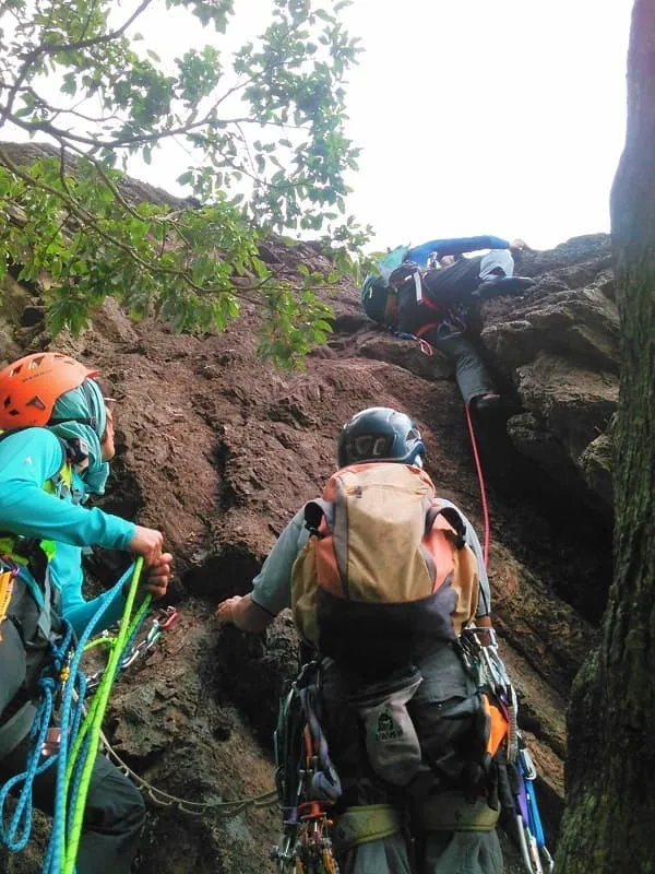 チムニーと格闘する上田さん