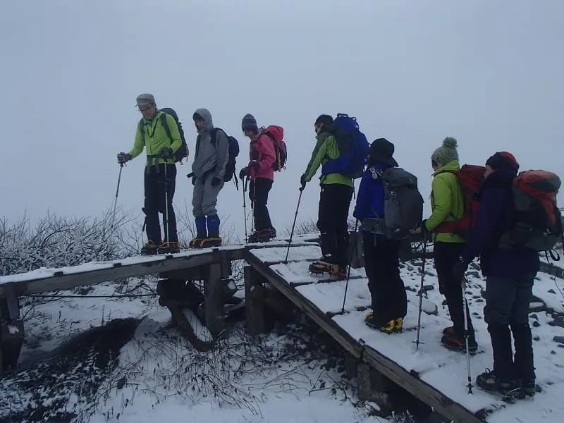 上田さん先頭に下山開始