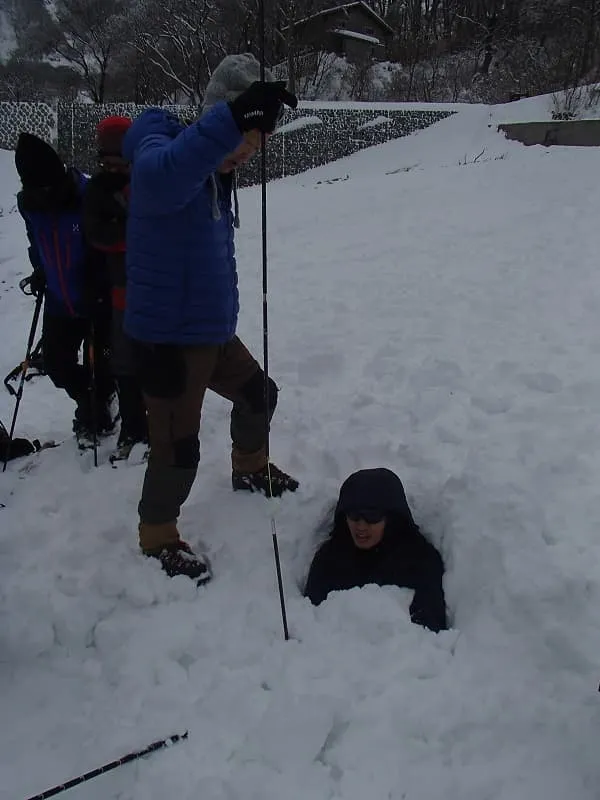 有田さんを生き埋めにしてプローブが人にヒットした際の感触を確認中