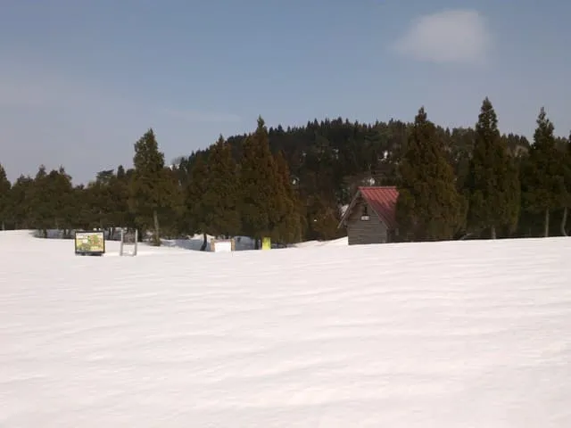 上山高原の避難小屋