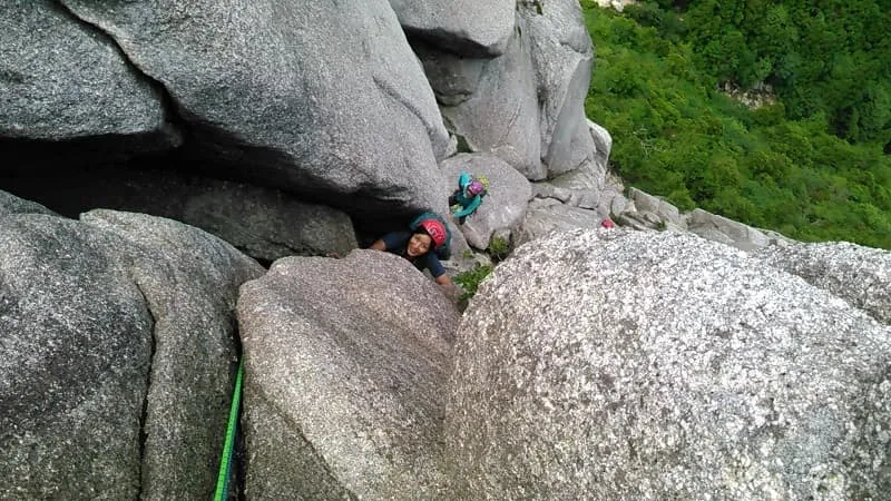 高度感一杯のルートを楽しそうに登る
