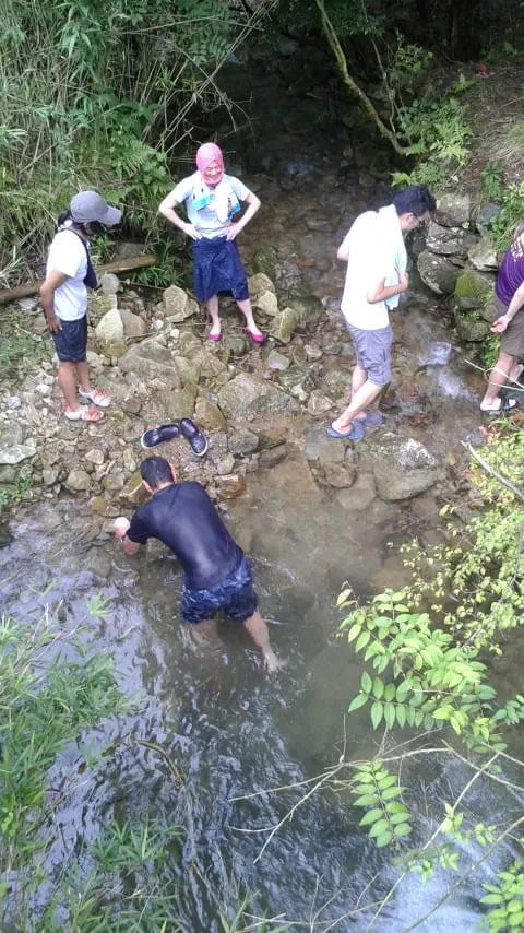 沢で疲れた体をいやす