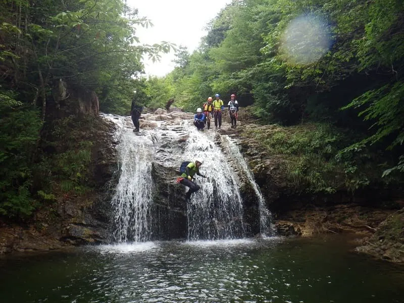 ツメカリ谷で最初の跳びこみ