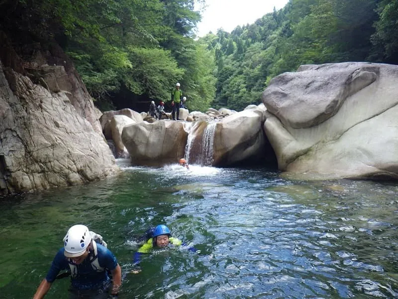 神埼川本流で跳び込んだり 泳いだり