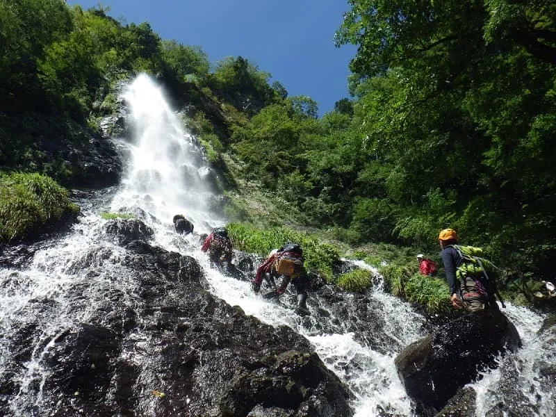 天滝を思い思いに登る