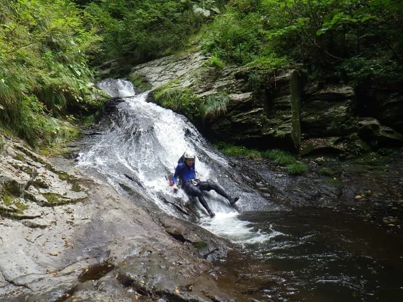 自然のすべり台で一遊び