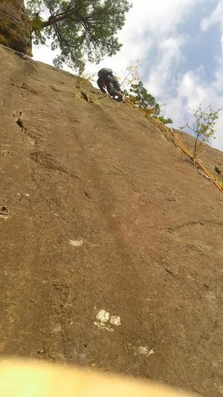 すべり台をリードする藤原君