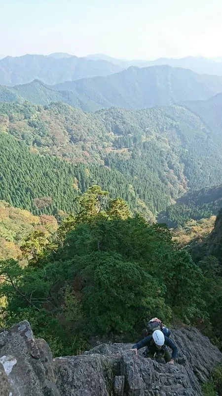 三峰岳を登攀中