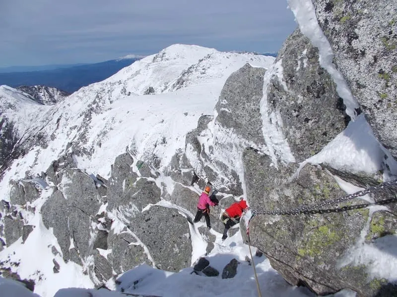 宝剣岳山頂直下の岩場を下る