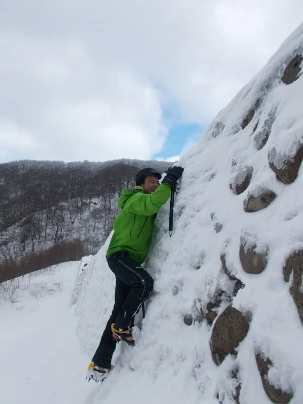 元谷の凍てついた堰堤にチャレンジする上田さん