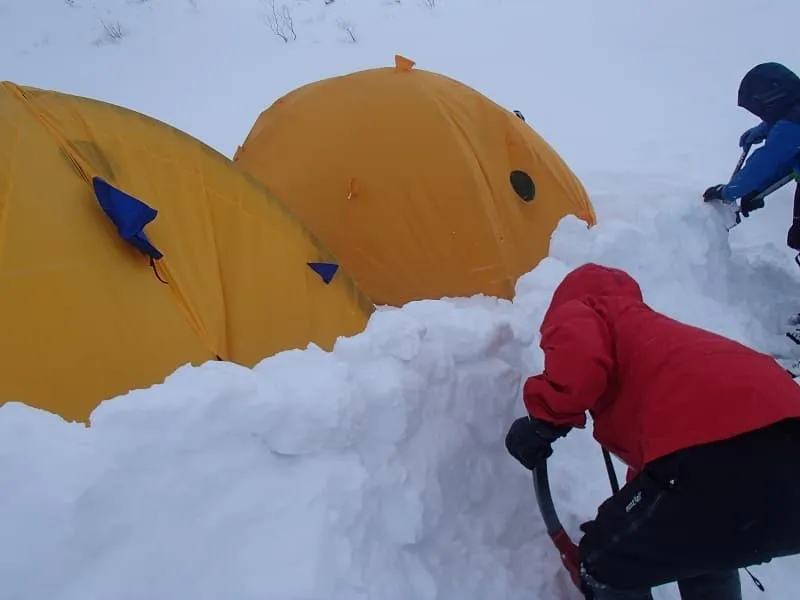 雪のブロック設営中