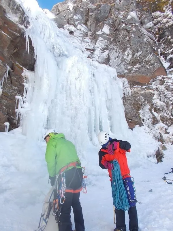 大滝を登攀後、懸垂で降りて撤収中