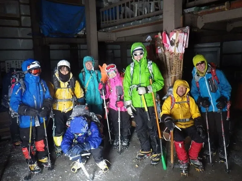 ようやくたどり着いた山頂小屋の中で