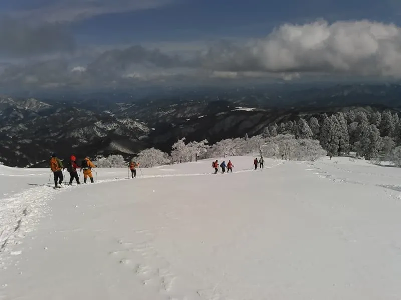 山頂直下の雪原