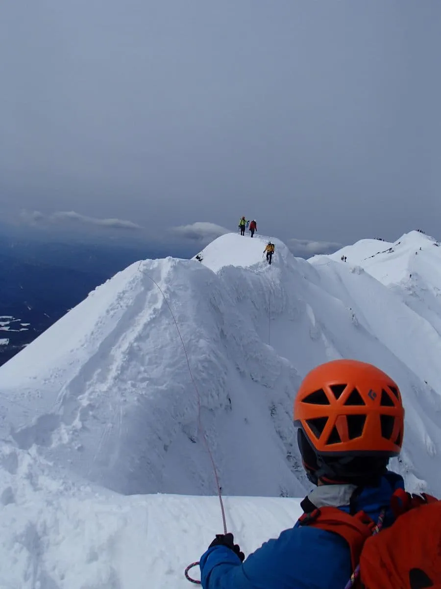 難所のラクダの背を慎重に進む