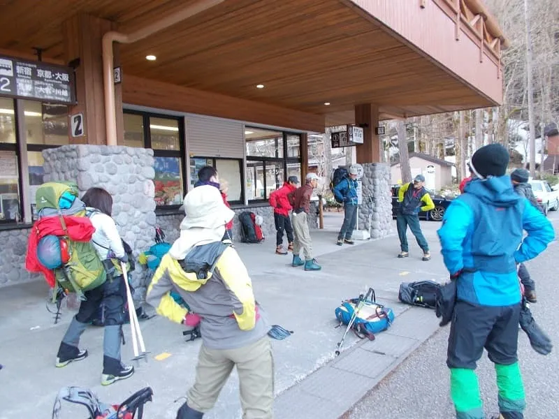 バスターミナルで準備体操のあと、いよいよ出発