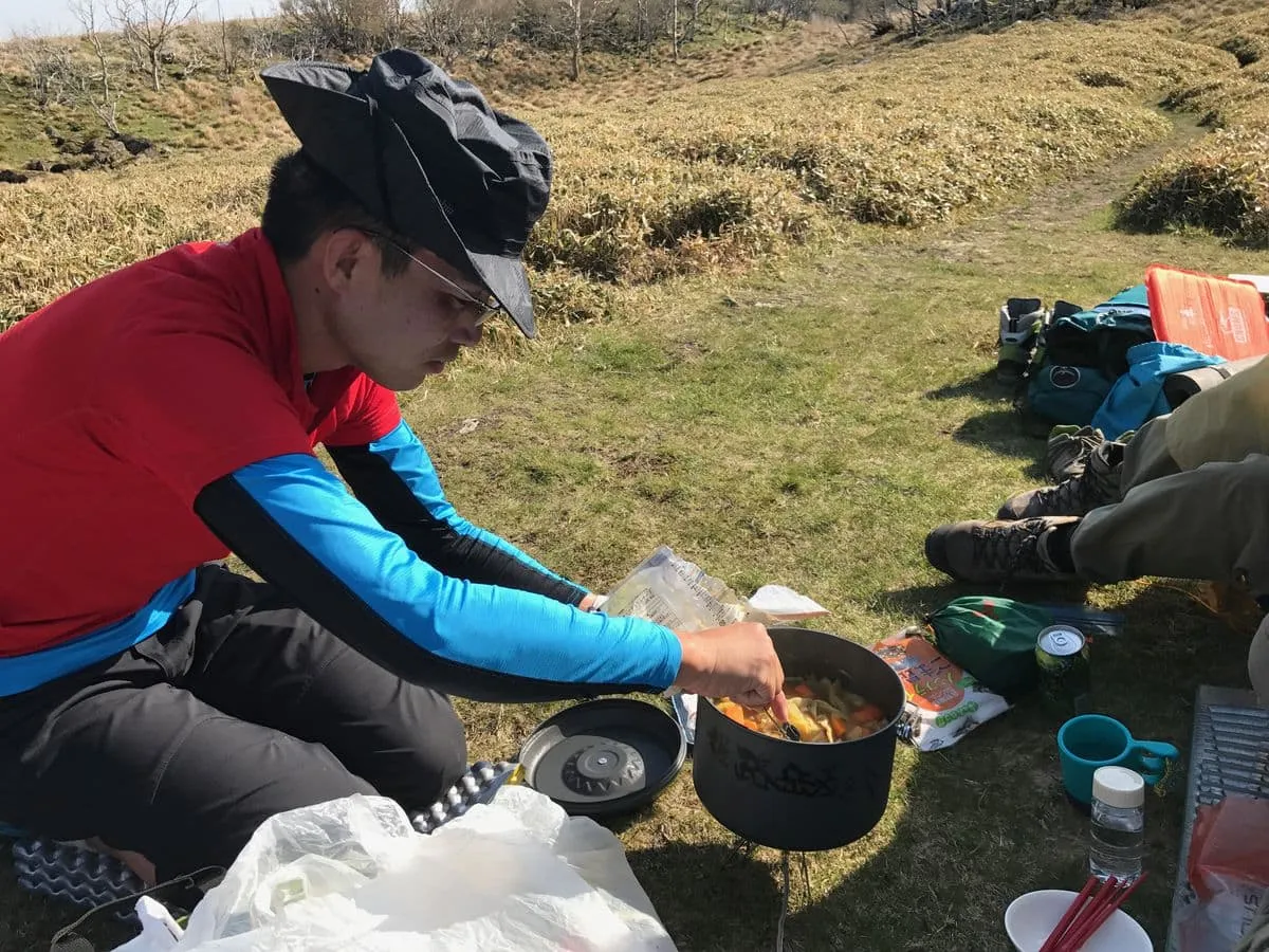 カレー鍋を作る尾國さん