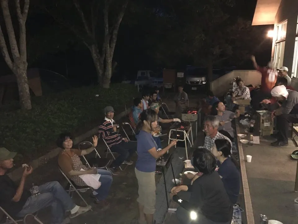 管理棟前でバーベキュー