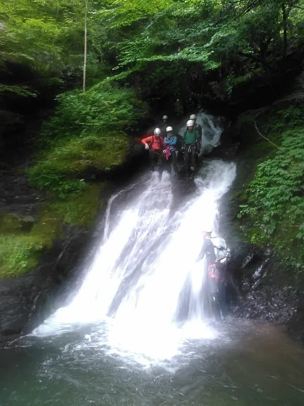 激流に逆らい挑戦する上田さんと見守る先輩たち