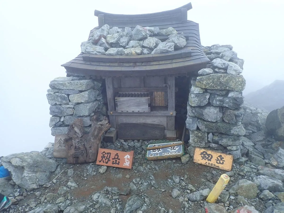 あいにくの天候で景色は・・・も、なんとか登頂