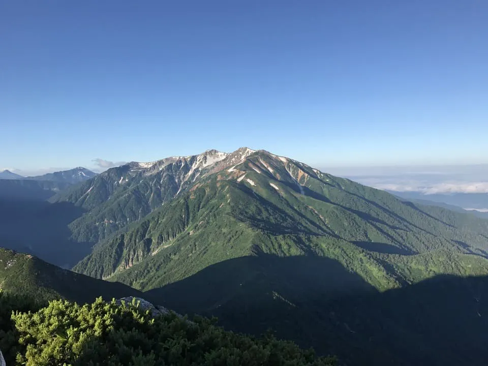 目指す稜線を眺めて