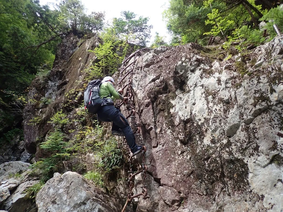 空中にかけられた梯子を登る上村さん