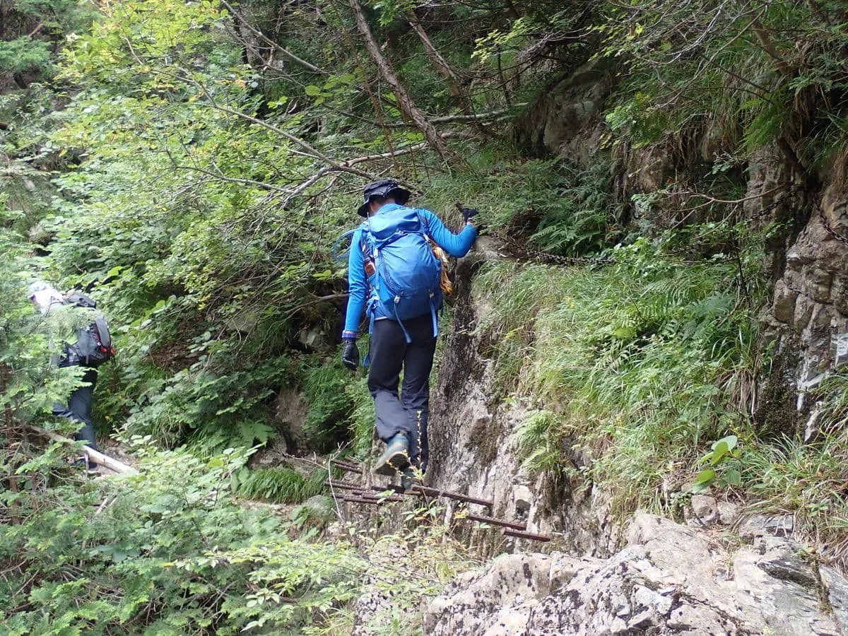 空中に浮かぶ水平階段を歩く尾國さん
