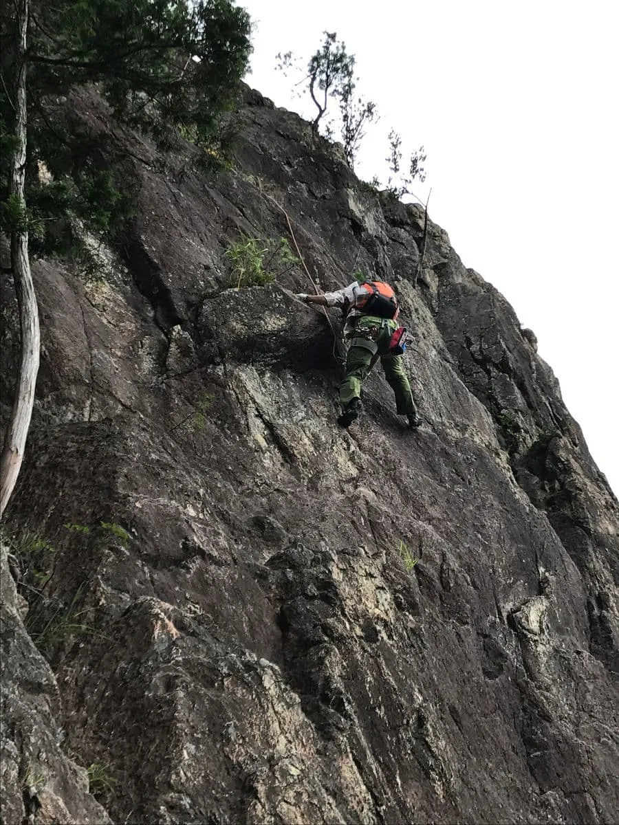 東稜最終ピッチを華麗に登攀する上月会長