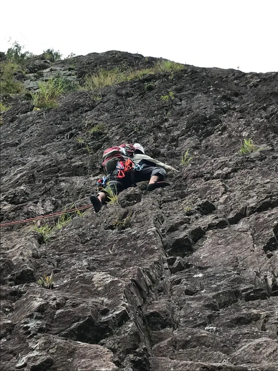 右カンテを力強い登攀でリードする武田さん