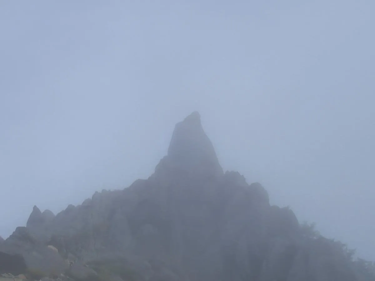 霧の中、不気味に姿をあらわすオベリスク