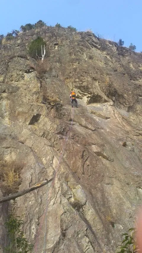 不行岳南面左ルートを登攀中