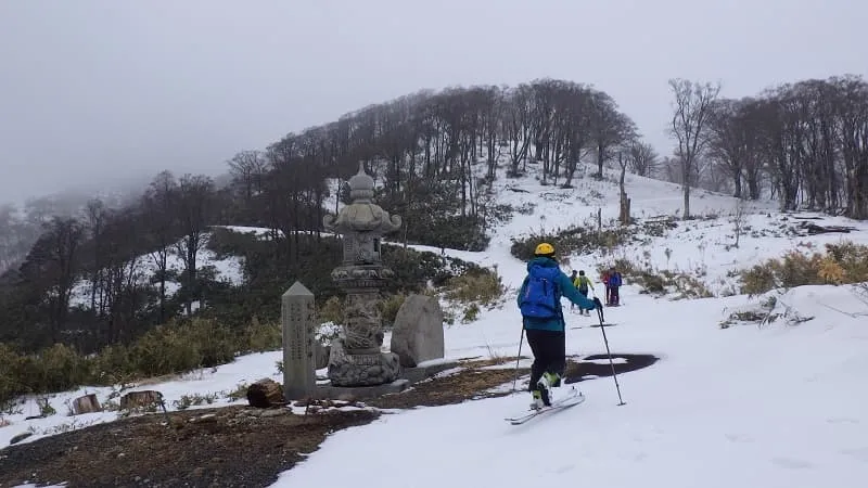 木立の中で見晴らしが悪い山頂
