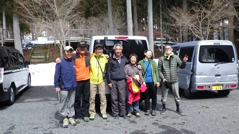 下山後、参加者全員で記念撮影