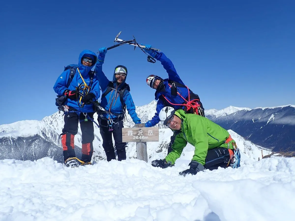 穂高連峰をバックに記念撮影