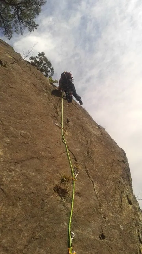 すべり台をリードする松林さん