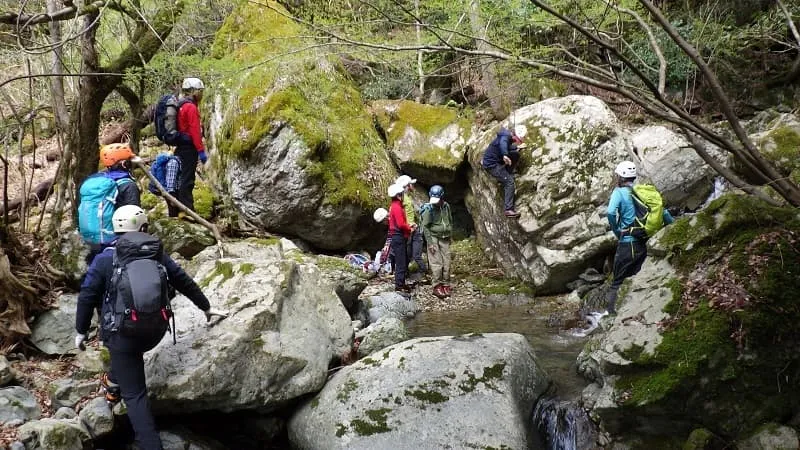 沢筋の巨岩でボルダリング