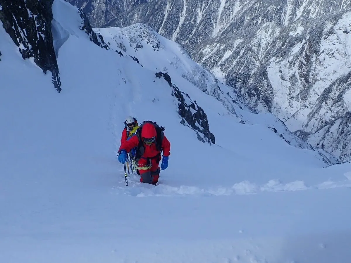 降雪直後の急登をラッセル