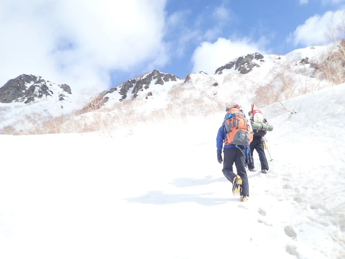 水俣乗越を目指し交替しながら進んでゆく