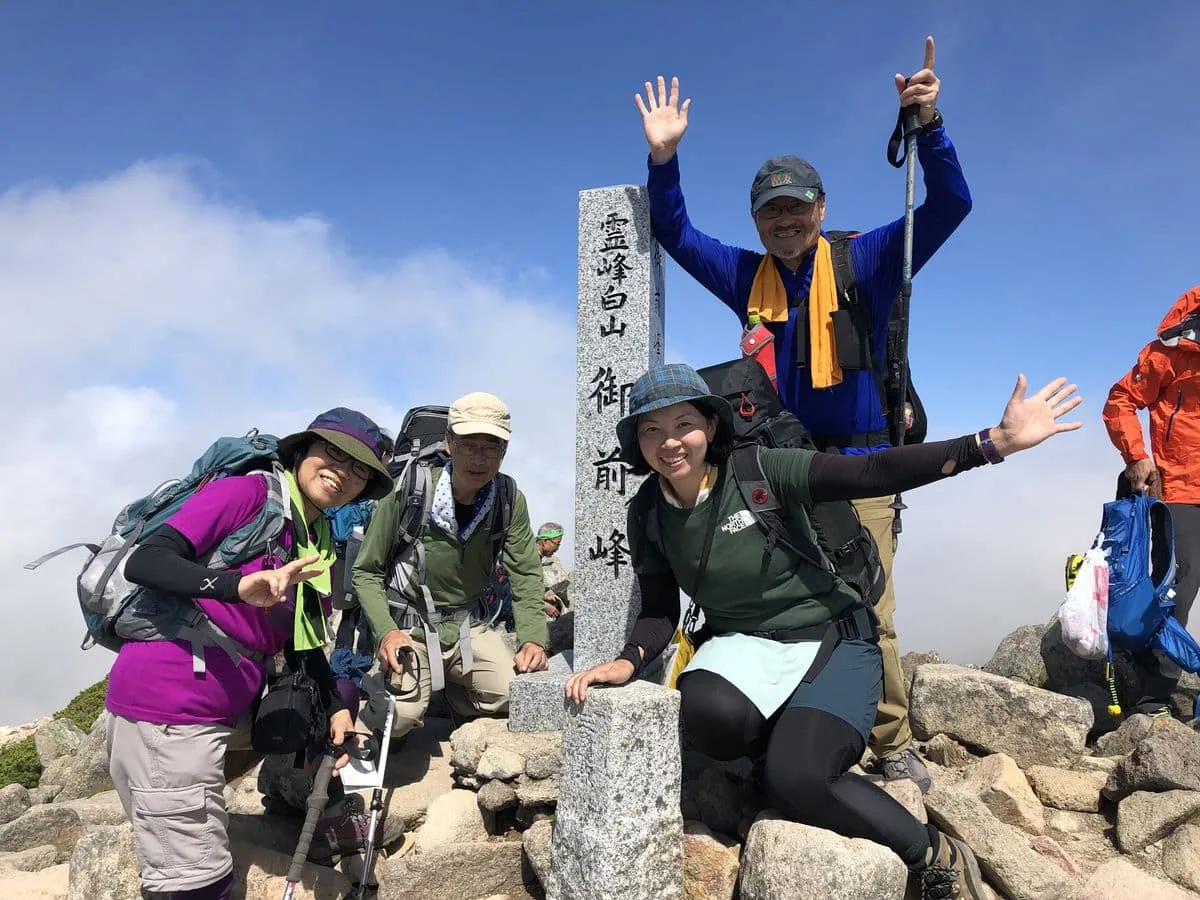御前峰で記念写真