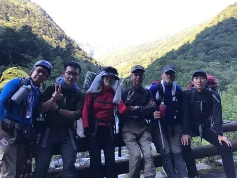 これから目指す北岳をバックに