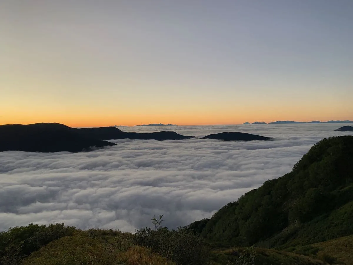 雲海に浮かぶ富士山を背後に
