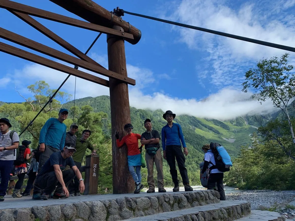 河童橋の前で記念撮影